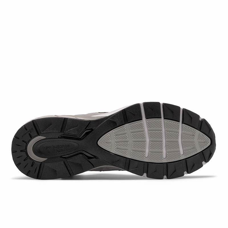 running in a concrete bridge area shoes Hill training 990v5 - Grey with Castlerock - Men's