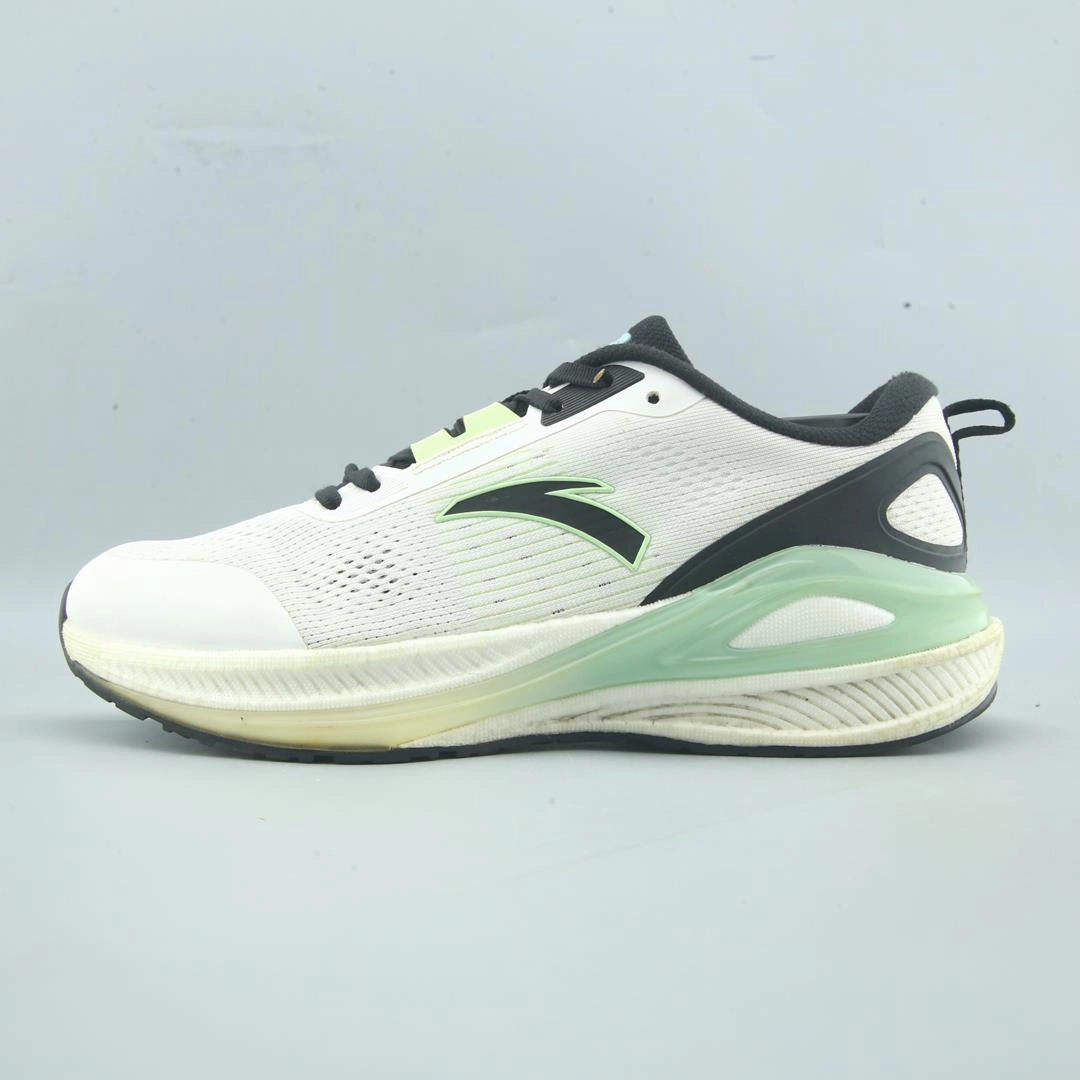 ANTA C100 YUTU running with a phone Heel