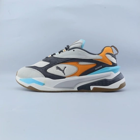 PUMA RS-FAST BUCK running with a fanny pack