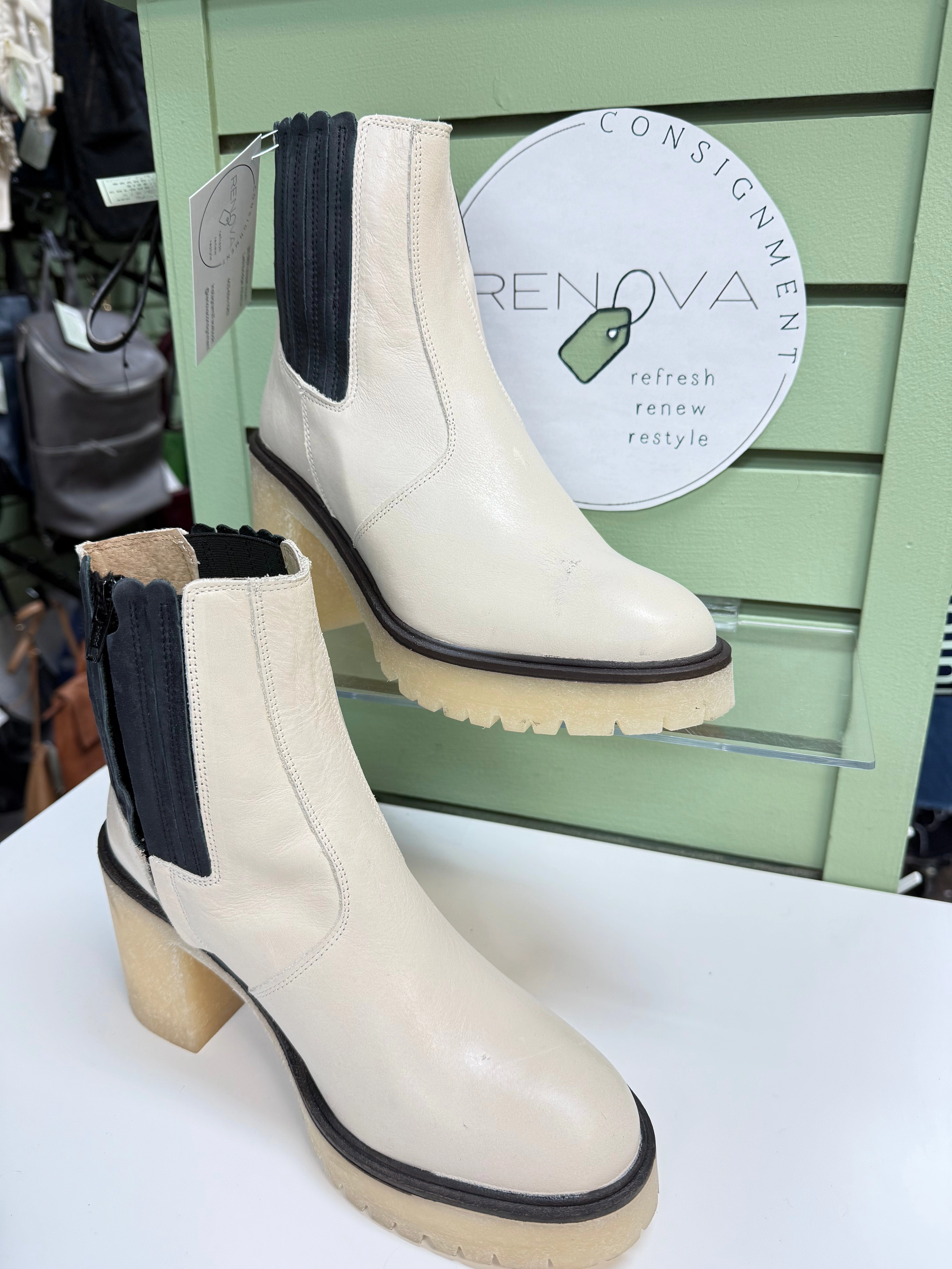 Free People James Chelsea Boots (Womens 39.5= 9) Contoured Footbed Geometry Smooth Control