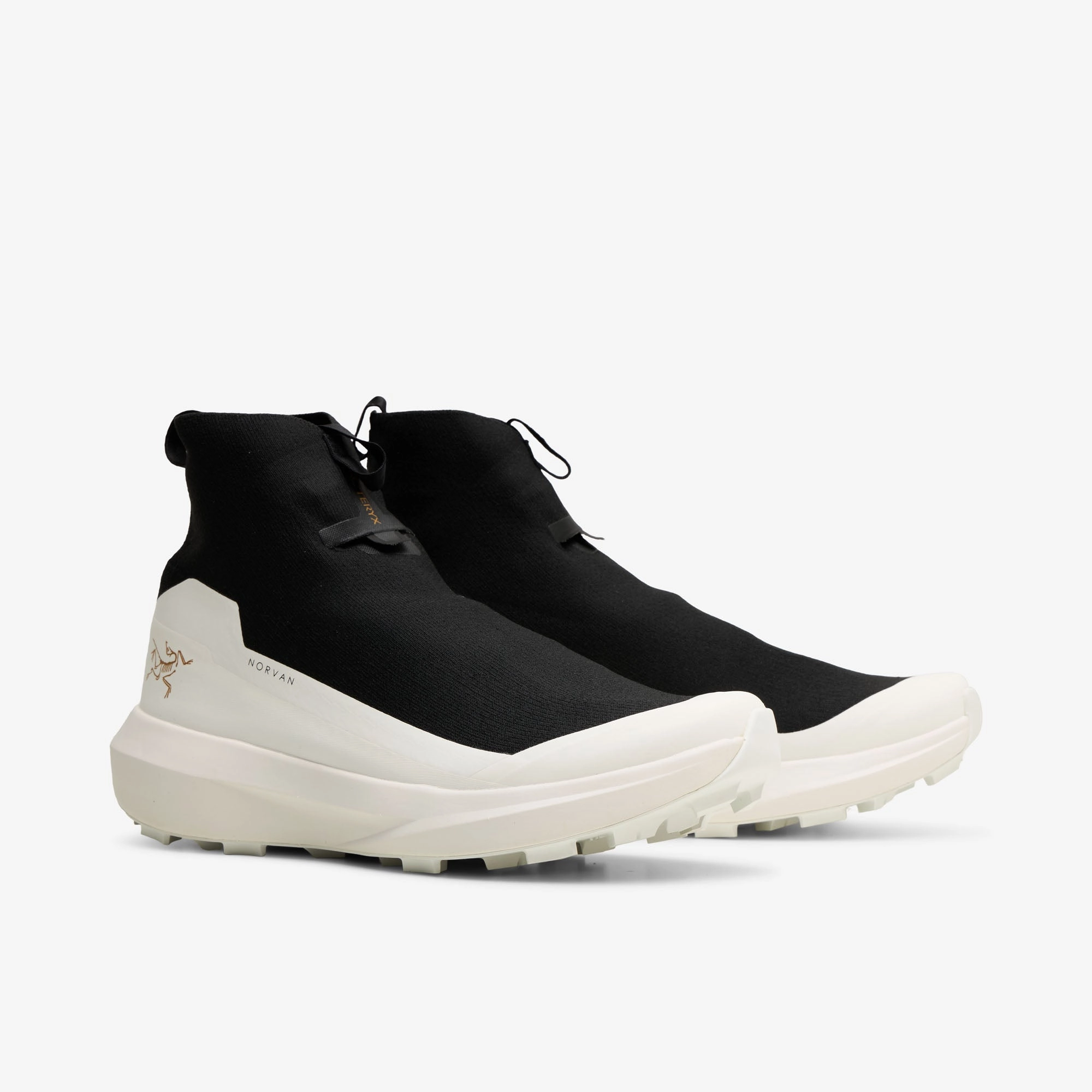 running in a track meet shoes Arc'teryx Norvan 4 Nivalis Black / Arctic Silk