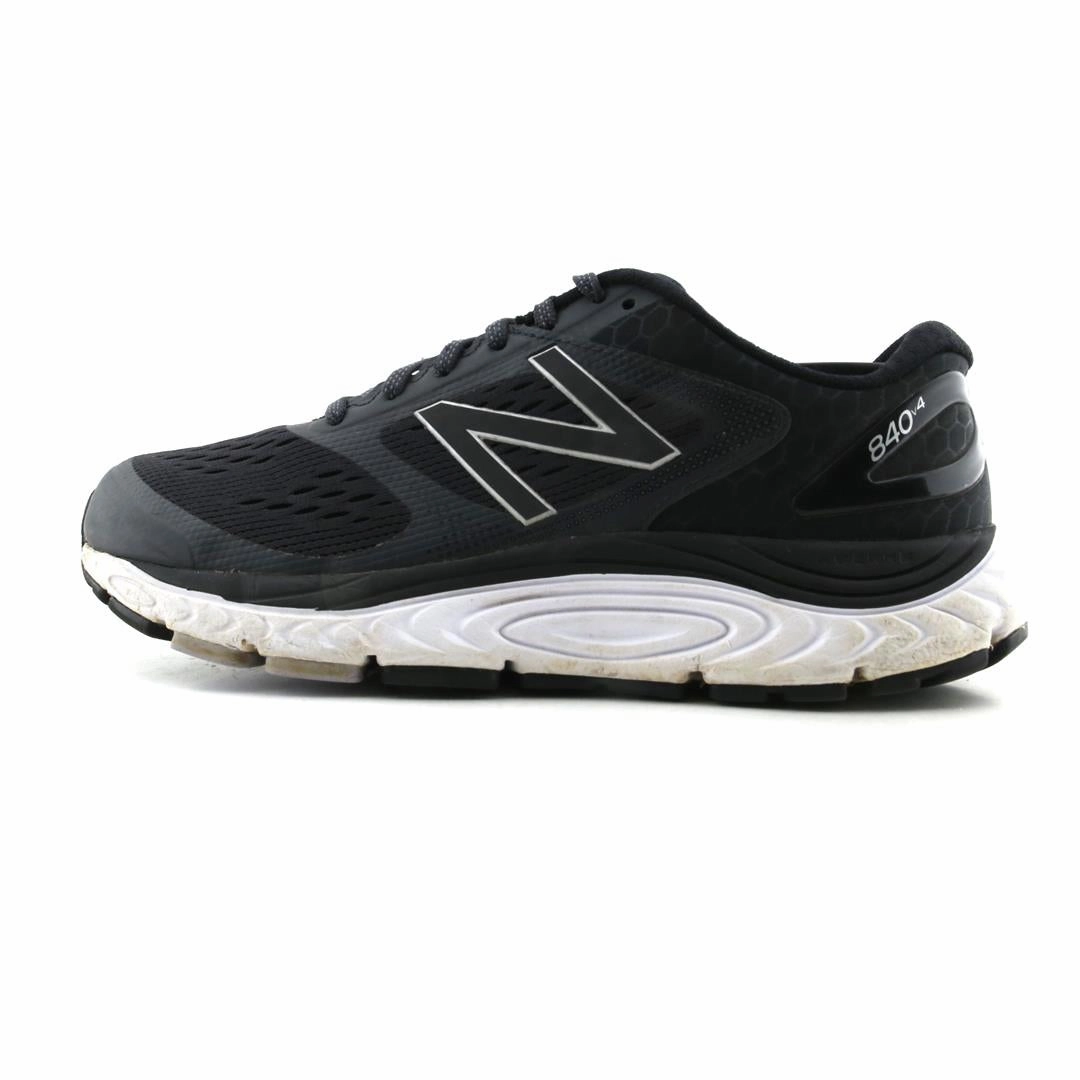 NEW BALANCE 840V4 pirate - themed running gear