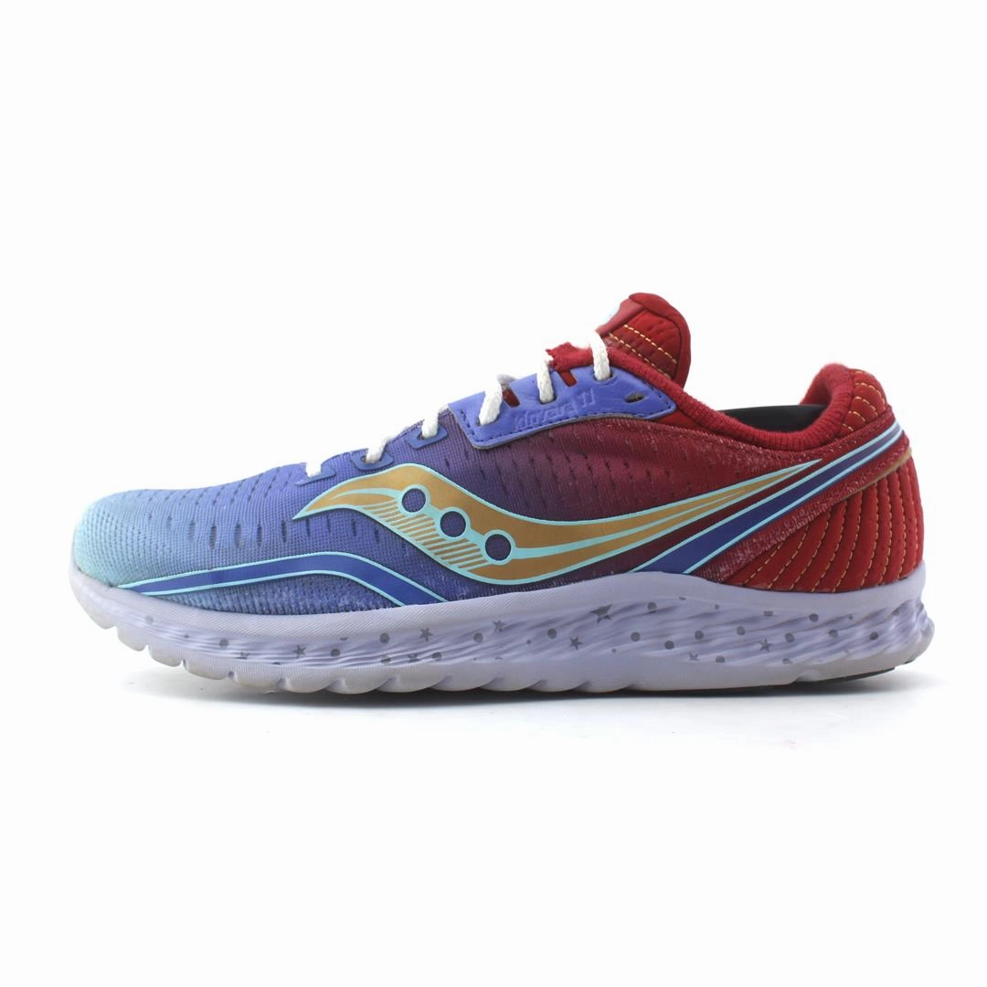 running in an airport area shoes High Rebound Sole SAUCONY KINVARA 11