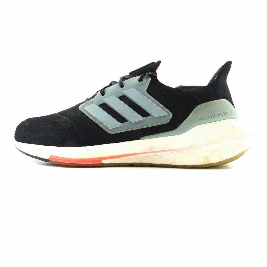 running in old tracks shoes ADIDAS ULTRABOOST 22