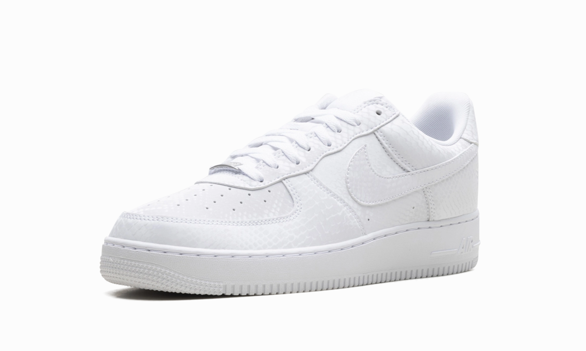 Air Force 1 Low "Kobe Bryant - Triple White" dirt path